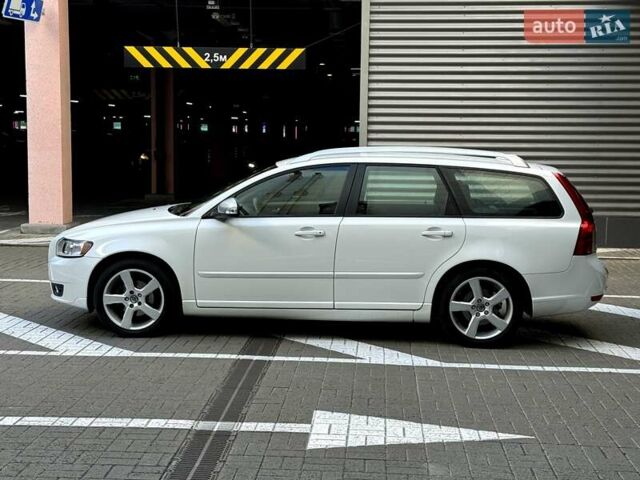 Білий Вольво V50, об'ємом двигуна 1.6 л та пробігом 225 тис. км за 8750 $, фото 2 на Automoto.ua