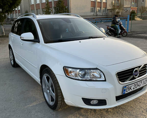 Білий Вольво V50, об'ємом двигуна 1.6 л та пробігом 228 тис. км за 8700 $, фото 2 на Automoto.ua