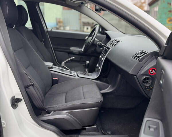 Білий Вольво V50, об'ємом двигуна 1.6 л та пробігом 218 тис. км за 8000 $, фото 5 на Automoto.ua