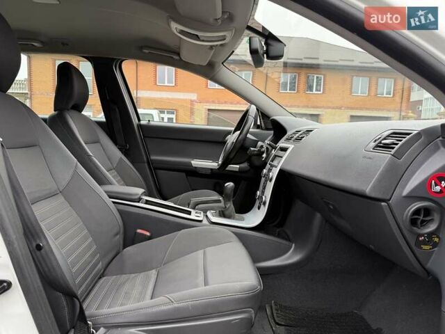 Белый Вольво В50, объемом двигателя 1.6 л и пробегом 209 тыс. км за 8150 $, фото 41 на Automoto.ua