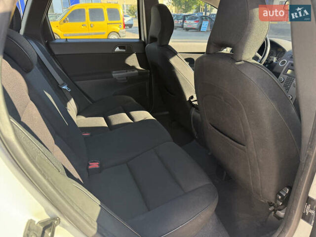 Білий Вольво V50, об'ємом двигуна 1.6 л та пробігом 178 тис. км за 7999 $, фото 31 на Automoto.ua