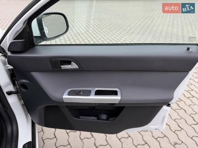 Белый Вольво В50, объемом двигателя 1.6 л и пробегом 209 тыс. км за 8150 $, фото 39 на Automoto.ua