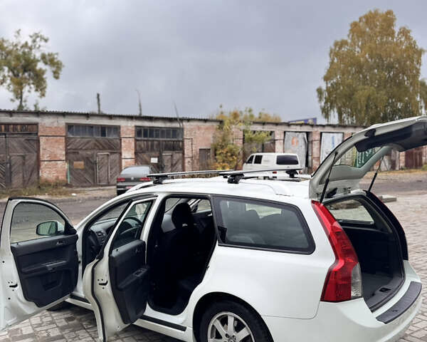Білий Вольво V50, об'ємом двигуна 1.6 л та пробігом 218 тис. км за 8000 $, фото 39 на Automoto.ua