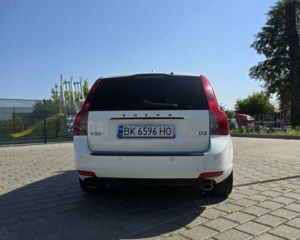 Белый Вольво В50, объемом двигателя 2 л и пробегом 263 тыс. км за 9500 $, фото 4 на Automoto.ua
