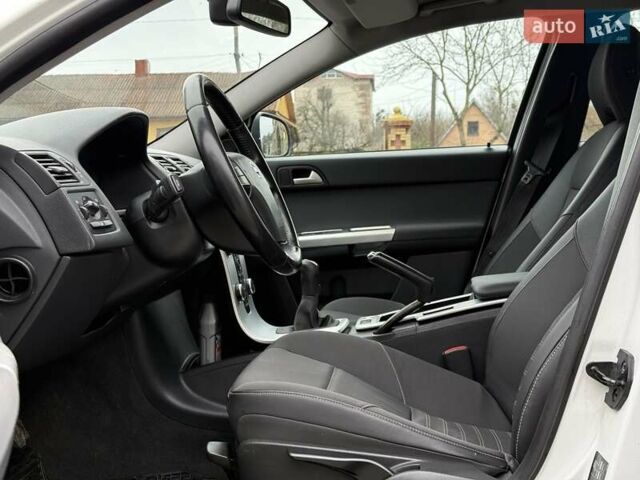 Белый Вольво В50, объемом двигателя 1.6 л и пробегом 209 тыс. км за 8150 $, фото 17 на Automoto.ua
