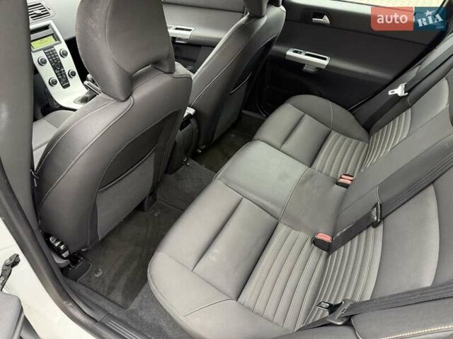 Белый Вольво В50, объемом двигателя 1.6 л и пробегом 209 тыс. км за 8150 $, фото 30 на Automoto.ua