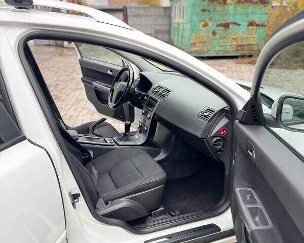 Білий Вольво V50, об'ємом двигуна 1.6 л та пробігом 218 тис. км за 8000 $, фото 38 на Automoto.ua