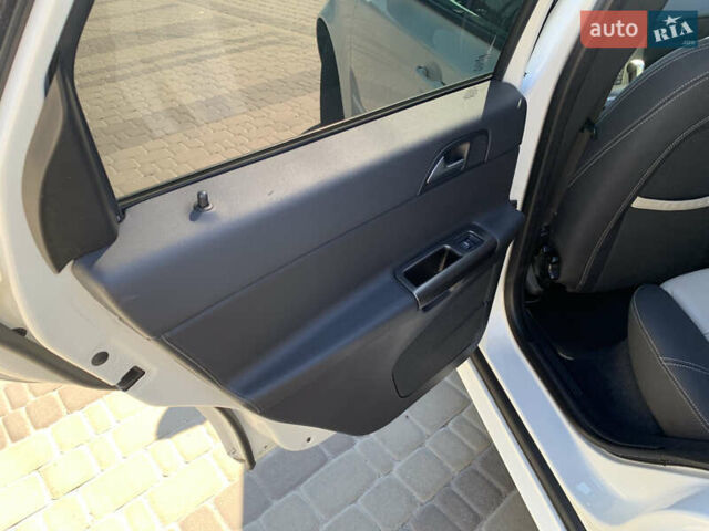 Белый Вольво В50, объемом двигателя 1.6 л и пробегом 168 тыс. км за 9700 $, фото 20 на Automoto.ua