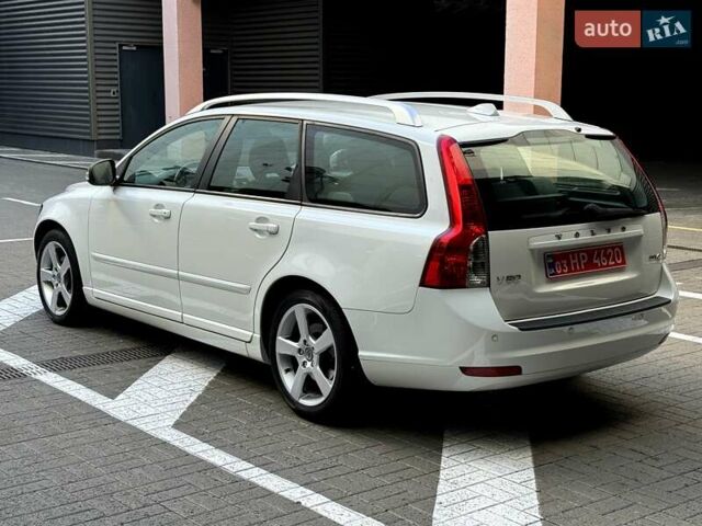 Білий Вольво V50, об'ємом двигуна 1.6 л та пробігом 225 тис. км за 8750 $, фото 3 на Automoto.ua