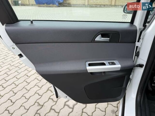 Белый Вольво В50, объемом двигателя 1.6 л и пробегом 209 тыс. км за 8150 $, фото 28 на Automoto.ua