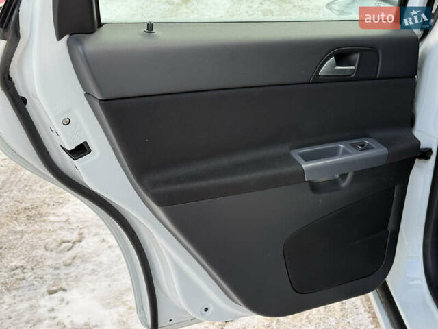 Белый Вольво В50, объемом двигателя 1.6 л и пробегом 178 тыс. км за 7999 $, фото 32 на Automoto.ua