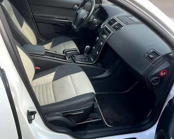 Белый Вольво В50, объемом двигателя 2 л и пробегом 296 тыс. км за 10900 $, фото 17 на Automoto.ua