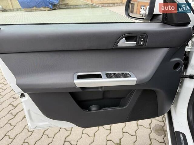 Белый Вольво В50, объемом двигателя 1.6 л и пробегом 209 тыс. км за 8150 $, фото 13 на Automoto.ua