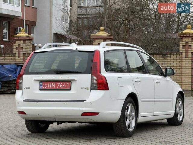 Белый Вольво В50, объемом двигателя 1.6 л и пробегом 209 тыс. км за 8150 $, фото 7 на Automoto.ua