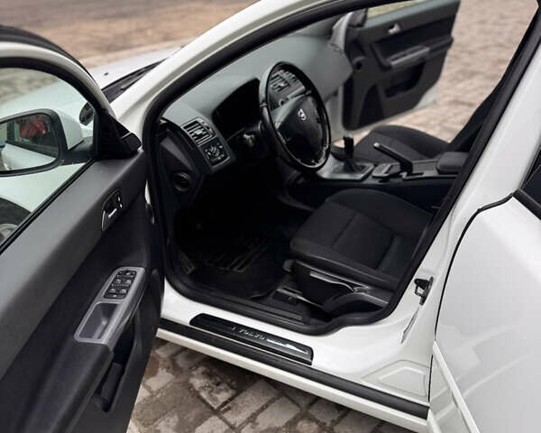 Білий Вольво V50, об'ємом двигуна 1.6 л та пробігом 218 тис. км за 8000 $, фото 16 на Automoto.ua