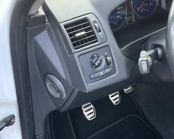 Белый Вольво В50, объемом двигателя 2 л и пробегом 296 тыс. км за 10900 $, фото 16 на Automoto.ua