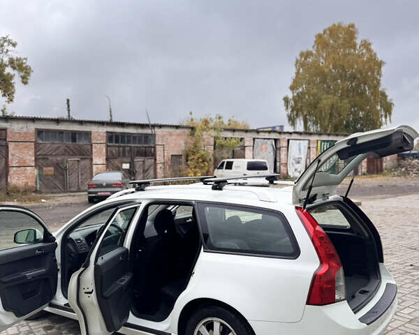 Білий Вольво V50, об'ємом двигуна 1.6 л та пробігом 218 тис. км за 8000 $, фото 8 на Automoto.ua