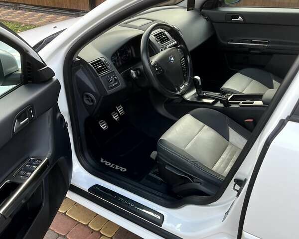 Белый Вольво В50, объемом двигателя 2 л и пробегом 296 тыс. км за 10900 $, фото 14 на Automoto.ua