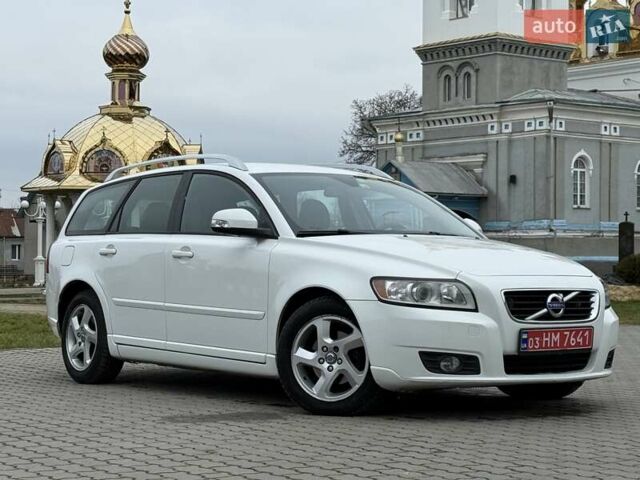 Белый Вольво В50, объемом двигателя 1.6 л и пробегом 209 тыс. км за 8150 $, фото 2 на Automoto.ua