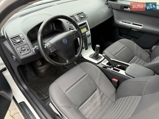 Белый Вольво В50, объемом двигателя 1.6 л и пробегом 209 тыс. км за 8150 $, фото 14 на Automoto.ua