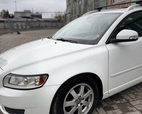 Білий Вольво V50, об'ємом двигуна 1.6 л та пробігом 218 тис. км за 8000 $, фото 19 на Automoto.ua