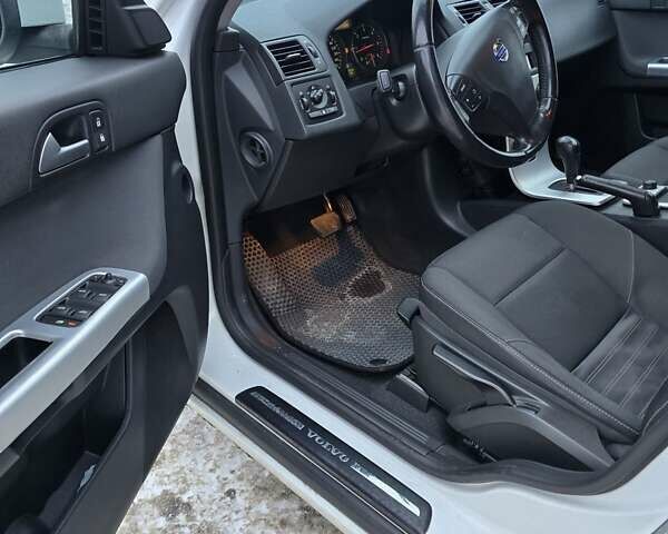 Белый Вольво В50, объемом двигателя 2 л и пробегом 270 тыс. км за 9400 $, фото 12 на Automoto.ua