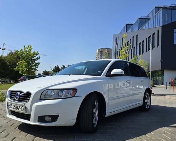 Белый Вольво В50, объемом двигателя 2 л и пробегом 263 тыс. км за 9500 $, фото 3 на Automoto.ua
