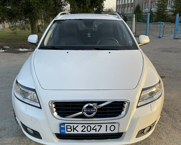Білий Вольво V50, об'ємом двигуна 1.6 л та пробігом 228 тис. км за 8700 $, фото 1 на Automoto.ua
