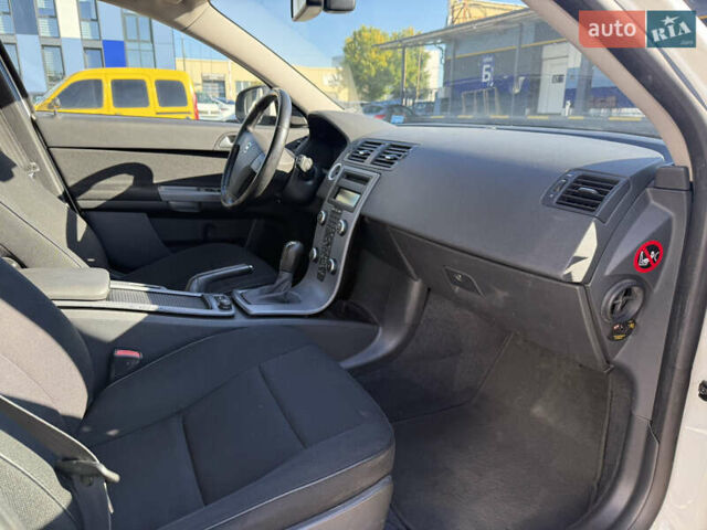 Білий Вольво V50, об'ємом двигуна 1.6 л та пробігом 178 тис. км за 7999 $, фото 34 на Automoto.ua