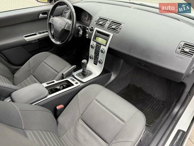 Белый Вольво В50, объемом двигателя 1.6 л и пробегом 209 тыс. км за 8150 $, фото 42 на Automoto.ua