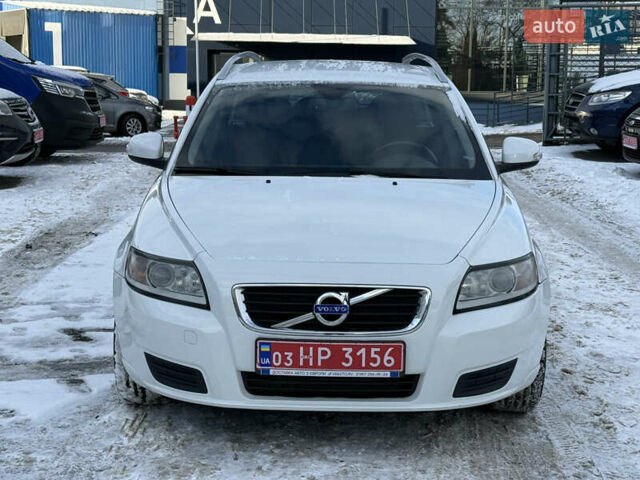 Белый Вольво В50, объемом двигателя 1.6 л и пробегом 178 тыс. км за 7999 $, фото 1 на Automoto.ua