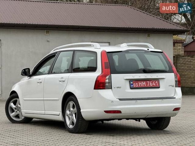 Белый Вольво В50, объемом двигателя 1.6 л и пробегом 209 тыс. км за 8150 $, фото 10 на Automoto.ua