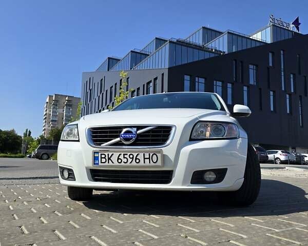 Белый Вольво В50, объемом двигателя 2 л и пробегом 263 тыс. км за 9500 $, фото 10 на Automoto.ua