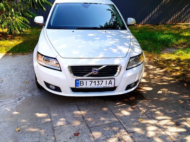 Білий Вольво V50, об'ємом двигуна 1.6 л та пробігом 328 тис. км за 7800 $, фото 2 на Automoto.ua
