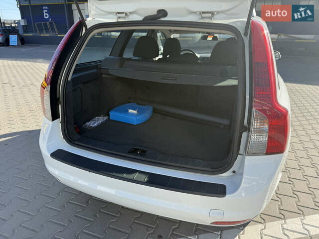 Білий Вольво V50, об'ємом двигуна 1.6 л та пробігом 178 тис. км за 7999 $, фото 29 на Automoto.ua