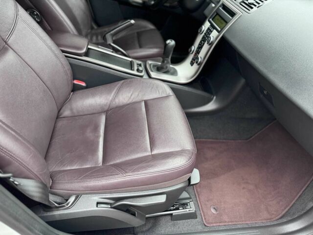 Білий Вольво V50, об'ємом двигуна 1.6 л та пробігом 240 тис. км за 9800 $, фото 17 на Automoto.ua