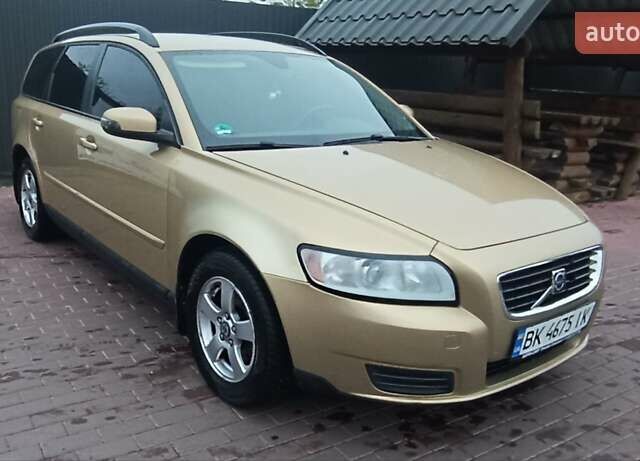 Бежевый Вольво В50, объемом двигателя 1.56 л и пробегом 225 тыс. км за 6250 $, фото 1 на Automoto.ua