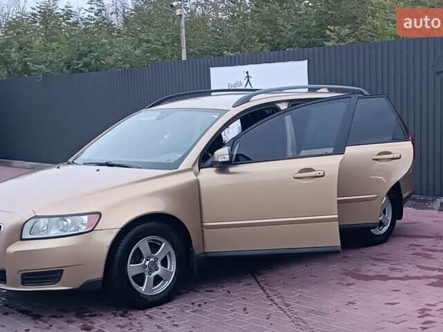 Бежевый Вольво В50, объемом двигателя 1.56 л и пробегом 225 тыс. км за 6250 $, фото 2 на Automoto.ua