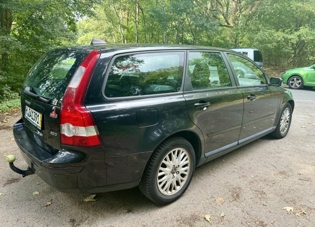 Черный Вольво В50, объемом двигателя 2 л и пробегом 300 тыс. км за 3200 $, фото 2 на Automoto.ua