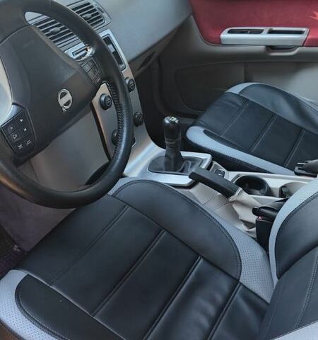 Черный Вольво В50, объемом двигателя 2 л и пробегом 360 тыс. км за 2500 $, фото 5 на Automoto.ua