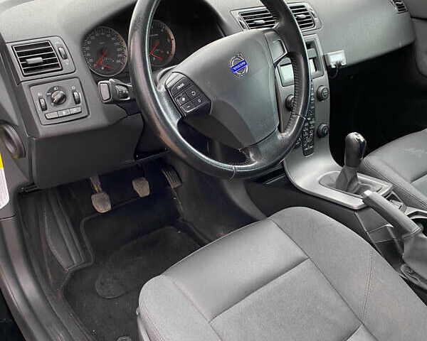 Черный Вольво В50, объемом двигателя 2 л и пробегом 300 тыс. км за 4000 $, фото 5 на Automoto.ua