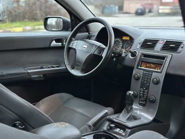 Черный Вольво В50, объемом двигателя 1.6 л и пробегом 123 тыс. км за 2900 $, фото 5 на Automoto.ua