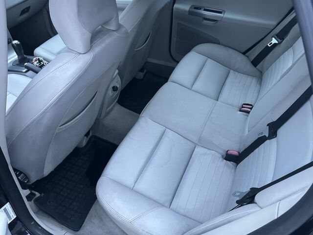 Черный Вольво В50, объемом двигателя 1.6 л и пробегом 239 тыс. км за 2600 $, фото 4 на Automoto.ua