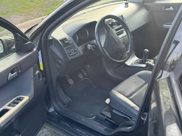 Черный Вольво В50, объемом двигателя 2 л и пробегом 380 тыс. км за 3800 $, фото 2 на Automoto.ua