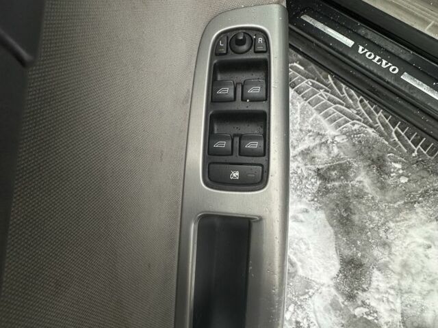 Черный Вольво В50, объемом двигателя 2 л и пробегом 315 тыс. км за 2850 $, фото 9 на Automoto.ua