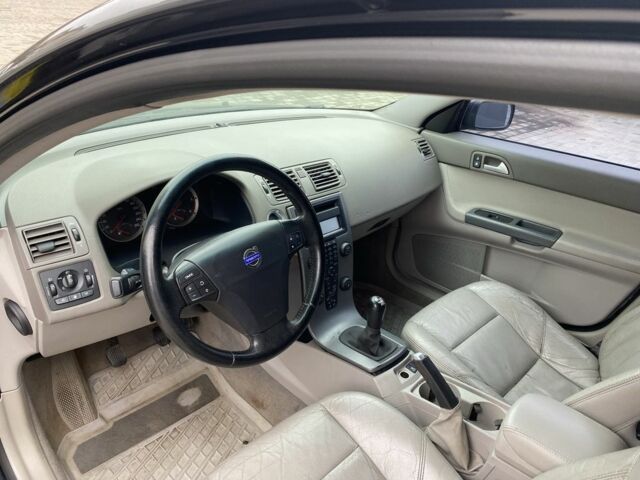 Черный Вольво В50, объемом двигателя 2 л и пробегом 300 тыс. км за 4900 $, фото 6 на Automoto.ua