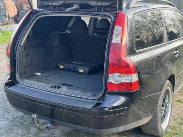 Черный Вольво В50, объемом двигателя 2 л и пробегом 380 тыс. км за 3800 $, фото 3 на Automoto.ua