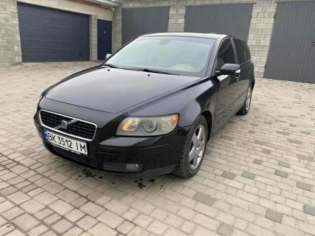 Черный Вольво В50, объемом двигателя 2 л и пробегом 300 тыс. км за 4900 $, фото 1 на Automoto.ua