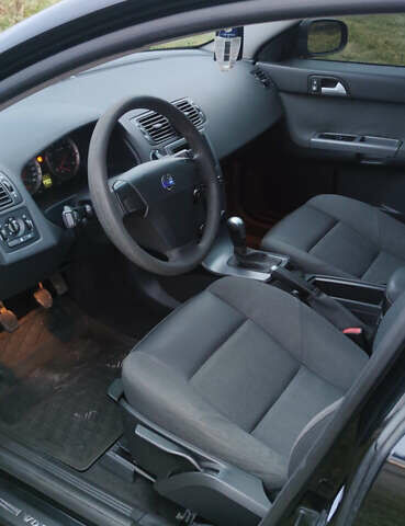 Черный Вольво В50, объемом двигателя 1.8 л и пробегом 240 тыс. км за 5600 $, фото 6 на Automoto.ua