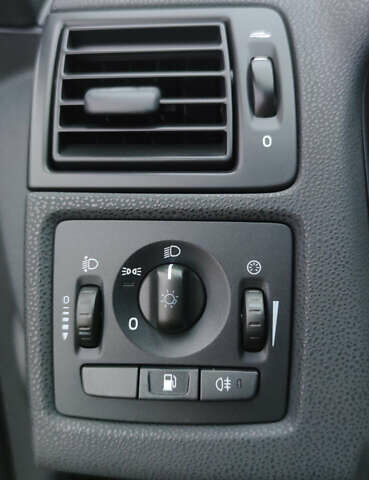 Черный Вольво В50, объемом двигателя 1.8 л и пробегом 240 тыс. км за 5600 $, фото 10 на Automoto.ua